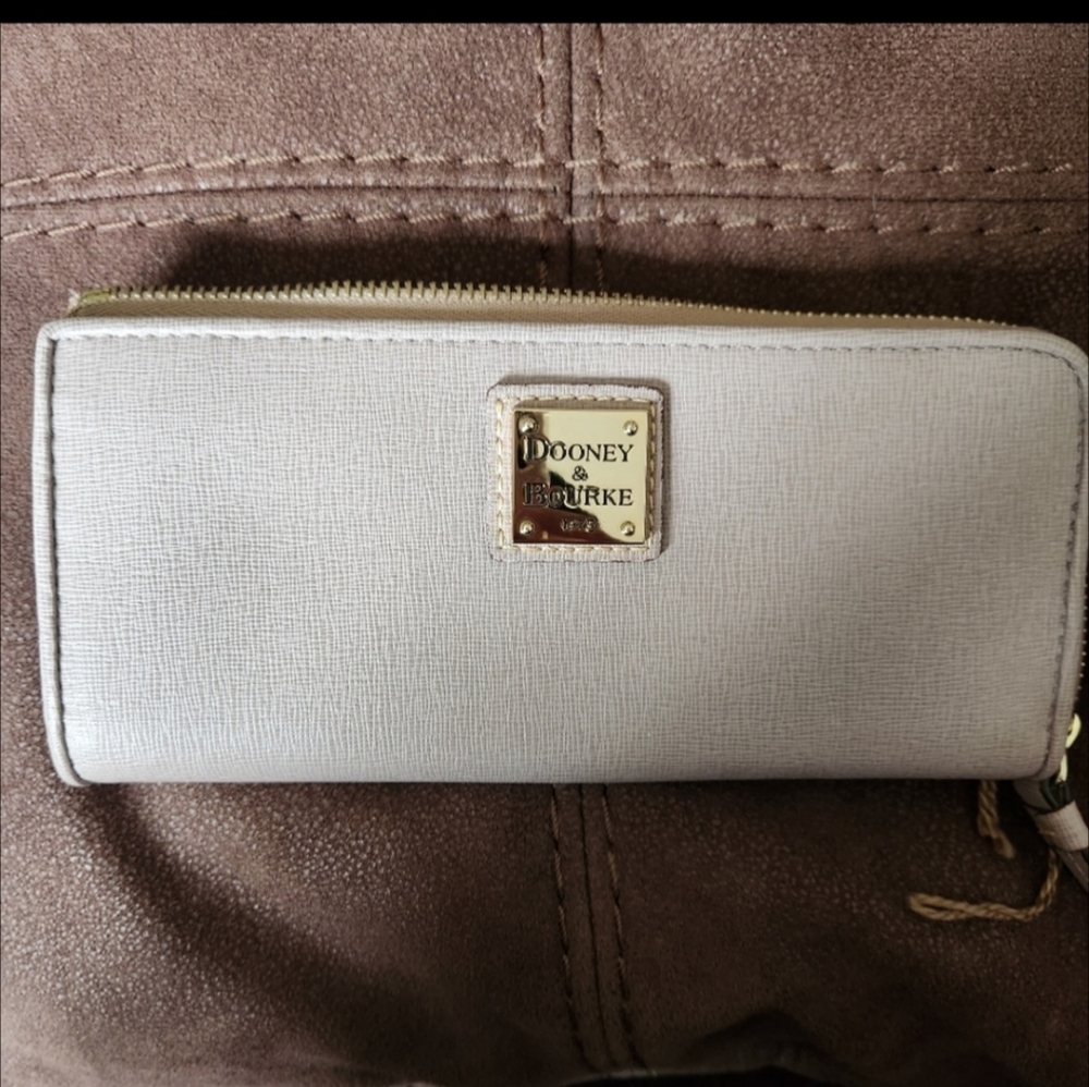 NWOT Dooney & Bourke Wallet.